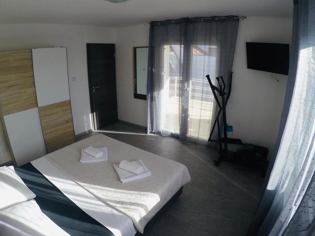 Apartments Lopac יאדראנובו מראה חיצוני תמונה